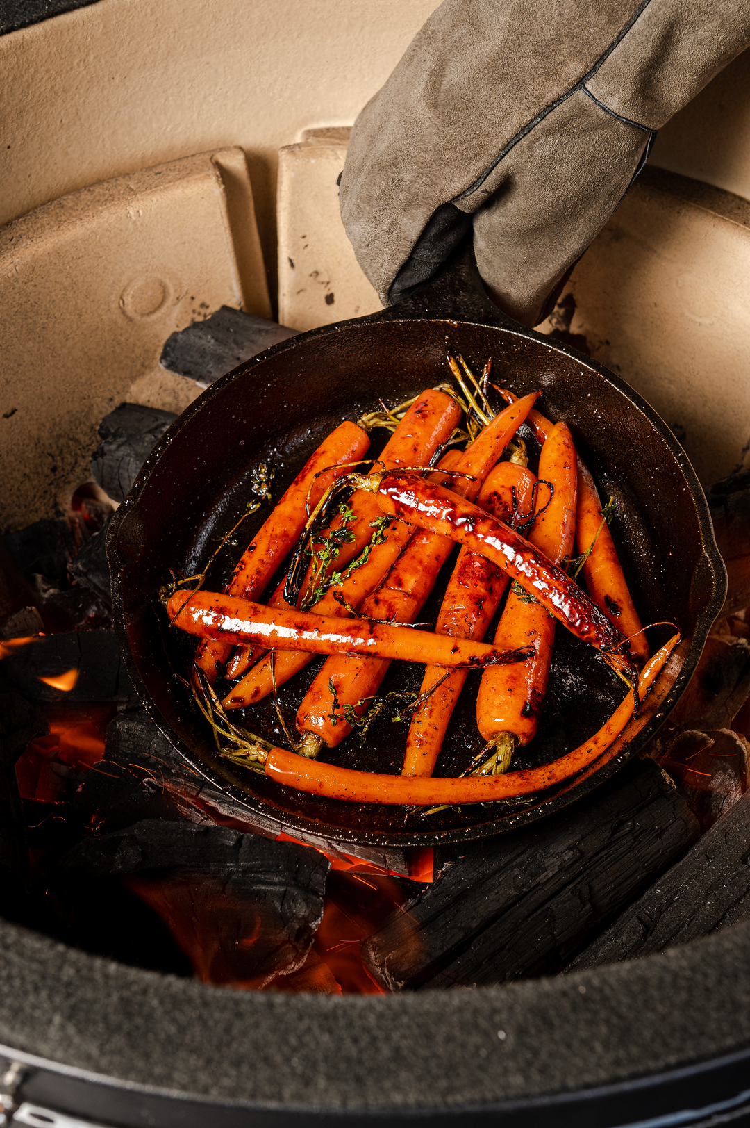 bbq handschoen pakt hete pan uit bbq